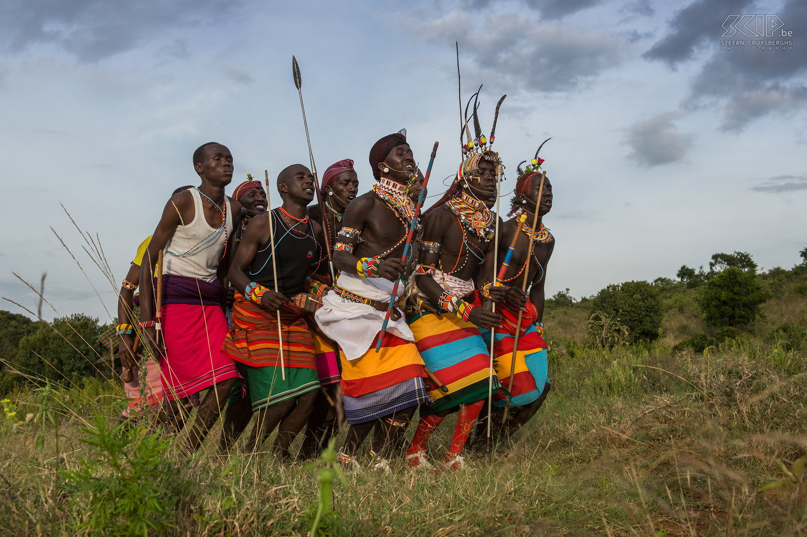 Suguta Marma - Dansende Samburu morans De krijgers die we uitgenodigd hadden, demonstreerden hun traditionele dansen met indrukwekkende hoge sprongen. Ze zingen, lopen rond en springen omhoog vanuit een staande positie. Een prachtig schouwspel. Stefan Cruysberghs